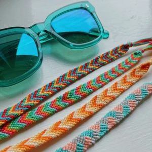 Sommar armband🏖🌸 - Egengjorda armband, perfekta till sommaren! 35kr st (inkl frakt). Kolla in vår sida för flera armband och även fotlänkar! Kontakta vid köp eller om du vill beställa med egna mönster och färger🌸🌺 (Solglasögonen är inte till salu)
