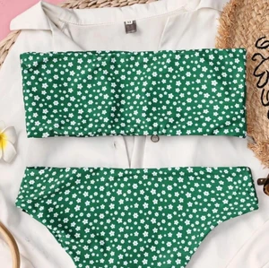 Grön bikini-överdel - Säljer denna superfina gröna bikiniöverdel då den är för liten för mig! Den är i storlek M, men den är lite liten så skulle säga S!                                       Köpt på She-in.