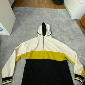 Tröja - En tröja från ZARA den har ett speciellt material men skön, knappt använd 