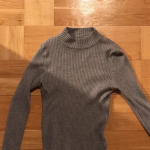 Långärmad tröja🥰 - Grå långärmad tröja med lite högre krage som är skitfin att ha som layering under bla skjorta eller t shirt🖤 Passar även bra på M