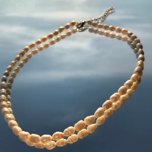 Halsband - Nu är detta sötvatten halsbandet till salu🤍🦋