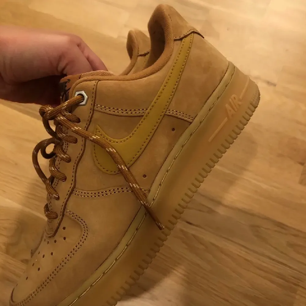 Säljer mina Nike air skor i färgen flax/wheat/light brown/black/team gold. Storlek 37,5. Nypris ca 1300, säljes för 400:-. Använda en gång, som nya! Frakt tillkommer 🌸. Skor.