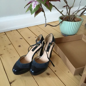 Klackskor Mango - Klackskor från Mango i storlek 37, upplever de som små i storleken. I skinn och mocka, mörkblå. Med ankelrem och rätt hög klack, platå... läckra🦋