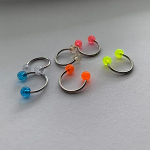 Septum percingar  - Oanvända septum piercingar i olika färger. Kostar 5 kr styck💕