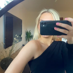 Fest topp 🖤 - One shoulder fest topp från Gina!