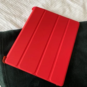 iPad Air skal helt nytt - Säljer denna då jag beställde fel. Passar till iPad Air. Helt ny och oanvänd. Kan mötas upp i Stockholm/Norrköping eller frakta då köparen står för frakt. 