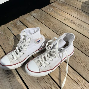 Vita Converse - Bra skick, lite smutsiga där fram (se sista bilden) men jag upplever inte att det är något man tänker på.  Frakt tillkommer!