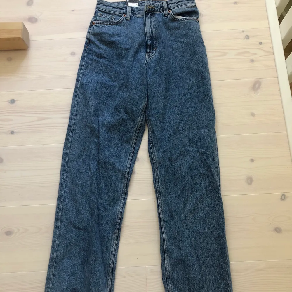Helt nya jeans från monki (lapp kvar) i modellen ”taiki” storlek 26👖 . Jeans & Byxor.