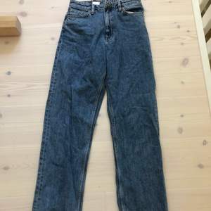 Helt nya jeans från monki (lapp kvar) i modellen ”taiki” storlek 26👖 