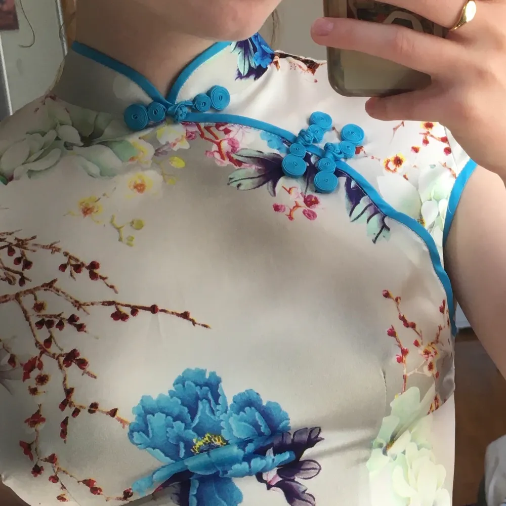 En jättevacker klänning jag har fått i present från kina, kinesisk storlek M som snarare är en svensk S. . Klänningar.