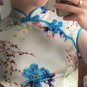En jättevacker klänning jag har fått i present från kina, kinesisk storlek M som snarare är en svensk S. 