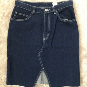 Midikjol mörkblå kjol - Ett basplagg som passar till allt inför sommaren. Mörkblå jeanskjol från Monki, helt oanvända! Vid frågor är det bara att skriva ! 💖