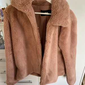 Pälsjacka  - En fin gammel-rosa pälsjacka (fake päls såklart)!! Köpt på Bikbok, storlek M. Säljes då den inte används längre 💗 Väldigt mjuk, gosig och varm att ha på sig 😌 Perfekt höst - vinter jacka!! 