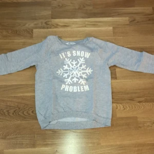 Tröja från H&M  - En så fin tröja från H&M. Som är för tjeje till 10-12 år (146-152). 
