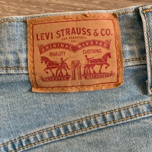 Levi’s jeans - Säljer dessa super fina Levi’s jeans, köpta i USA för ungefär 2 år sedan. Köparen står för frakten. Kom privat för mer bilder!