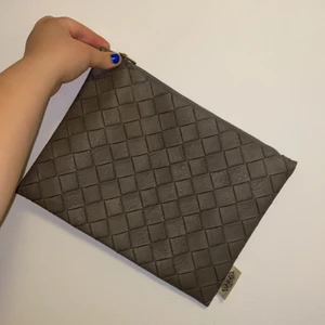 Grå kuvertväska  - Grå kuvertväska. Priset kan diskuteras vid intresse. Önskas fler bilder, kontakta mig💕