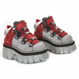 ISO - ISO!!! (jag säljer inte dessa jag söker) om någon har ett par sånna här eller några liknande skor som de kan tänka sig att sälja i vilken färg som helst till ett bra pris skriv till mig snälla!! (strl 38)