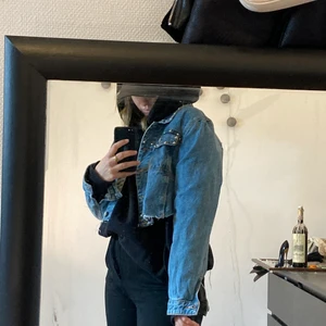 Jeansjacka - Jeansjacka perfekt nu till vår/ sommar skön och snygg🖤🖤🖤