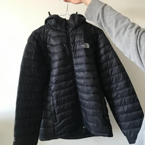 North Face jacka - North Face jacka som passar bäst för våren och hösten då den är lite tunnare. Använd ett fåtal gånger