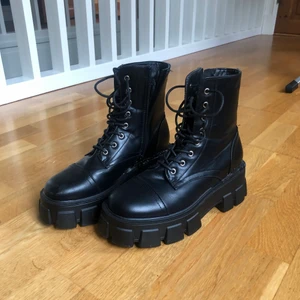 Kängor  - Supersnygga kängor från boohoo. Jag köpte den här men tyvärr va de för små för mig så väljer att sälja dem vidare. Perfekt till hösten men även till en fin klänning i sommar🤩🤩