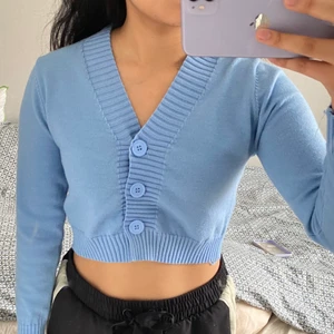 Ljusblå kofta  - Kofta köpt på koreanska hemsidan Yesstyle. One size men passar stl s-m. Djur finns i hemmet