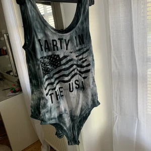 BODY  - Snygg body som aldrig är använd. Väldigt stretchig och skön så passar allt mellan xs-m. Lite djup både fram och i ryggen. Perfekt nu på sommaren! 