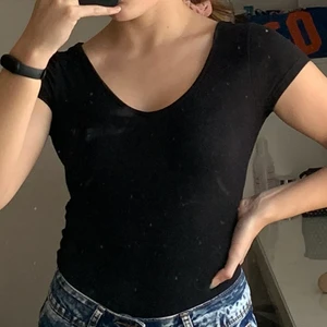 BODY - Väldigt basic och snygg body som passar perfekt till alla tillfällen! Går att välja själv själv hur den ska sitta i rumpan! Strl XS men passar S också! 