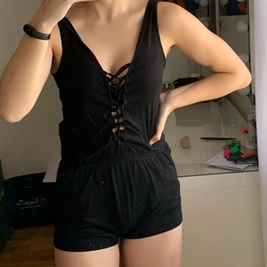 JUMPSUIT MED SNÖRNING - Snygg jumpsuit i strl. XS. Endast testad men tyvärr för liten för mig. Den är ganska djup i ryggen vilket går att se på andra bilden. Perfekt nu till sommaren! 