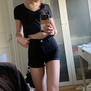 Svarta jeansshorts - Säljer dessa shortsen jag köpte förra sommaren som inte kom till användning! De är rätt tunna och luftiga vilket gör de EXTREMT bekväma❤️ Köpare står för frakt!