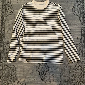 Randig weekday tröja - En randig weekday tröja. Svart och vit randig, men knappt använd. ⌨️🥋