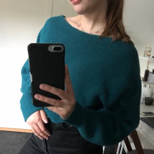 Superfin stickad tröja - Stickad tröja från NAKD i en superfin grönblå färg (petrol). Storlek xs men passar även s och m. Nypris är 329kr men jag säljer för 120kr. Pris kan diskuteras!💞💕💞