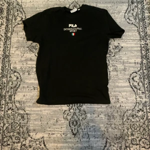 Fila tröja - Svart fila tröja med broderat tryck på framsidan. Köpt på Urban Outfitters förra sommaren. 🇮🇹🥾