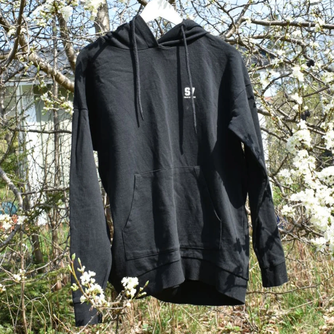 Svart hoodie