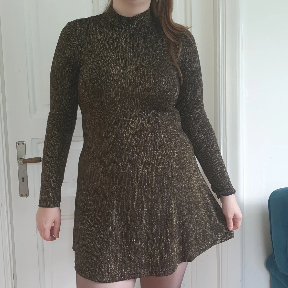 Guldglittrig Klänning från Monki Storlek (Stor) S