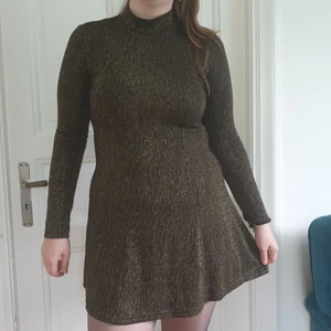 Guldglittrig Klänning från Monki Storlek (Stor) S - Guldglittrig Klänning från Monki Storlek (Stor) S