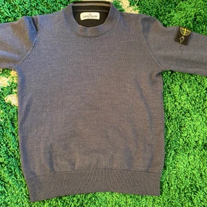 Stone island junior - Stone island 145/150 cm bra och fint skick. Köpt på NK för 1700 kr   Bomull/ merinoull. Inga returer eller byten tack. Köpare står för frakt. Skick9/10 utmärkt bra pris