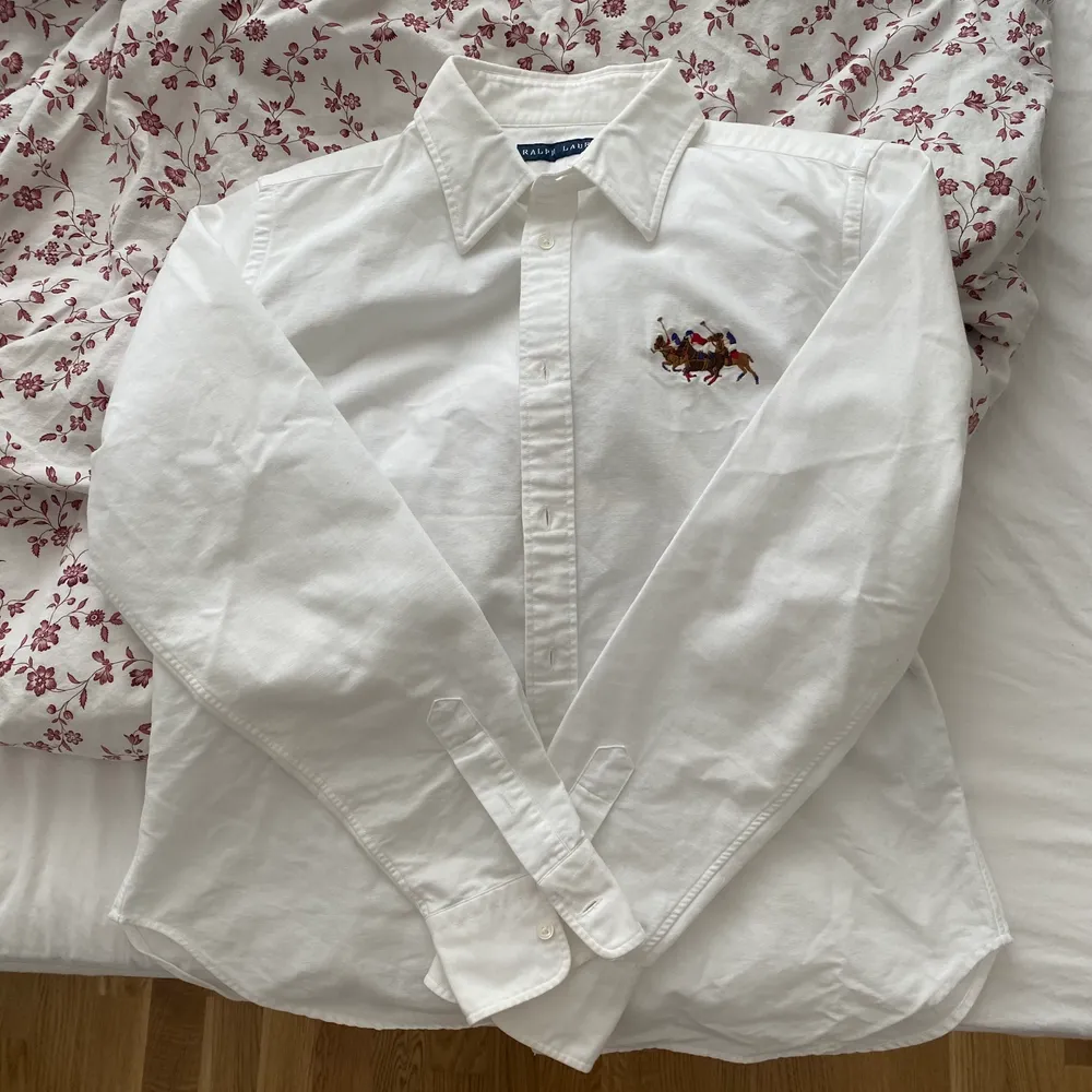 En vintage Ralph Lauren skjorta jag köpte på Etsy för ett tag sedan som tyvärr inte har kommit till användning. Väldigt snygg och grymt bra kvalitet!! Aldrig använd, endast testad. Storlek 12 (L) men passar som M. . Skjortor.