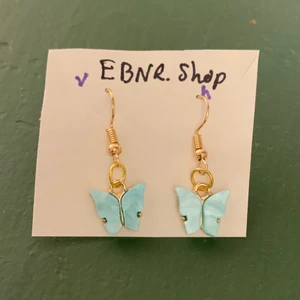 ❤️Örhängen❤️ - Detta är tre olika färger av en typ av mina örhängen💗 det finns fler färger som jag kommer att lägga upp. Det kostar 30kr. Och frakten är 12kr. Det är inte nickel i krokarna så dem som har nickelallergi kan fortfarande köpa mina örhängen💗