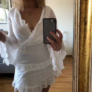 Studentklänning från Hello Molly - Så ledsen att jag måste sälja den här studentklänningen som tyvärr inte passade! Endast testat. Hög kvalitet och dyr med frakt. Köpt för total 1200kr. Buda från 550kr, köp direkt för 800kr. Många intresserade därför budgivning. Kan mötas upp i göteborgsområdet annars står köparen för frakt🤩🥰🌸✨✨🍾