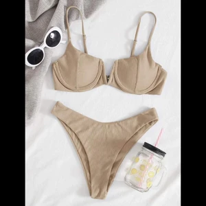 beige bikini  - frakt ingår i pris! sjukt snygg bikini i storlek L men som tyvärr är för liten för mig. skulle säga att båda delarna är S/M 