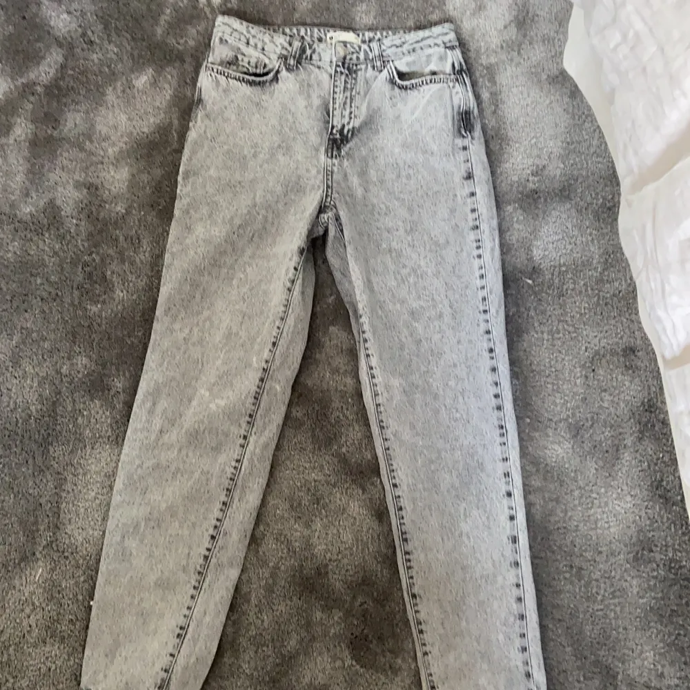 Snygga trendiga jeans från Gina! Snygg model och trendiga året runt! Säljer pågrund av att de är tyvärr inte min still och för att jag har lite för mycket jeans nu❤️ Nästan aldrig använda!!. Jeans & Byxor.