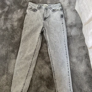 Jeans❤️ - Snygga trendiga jeans från Gina! Snygg model och trendiga året runt! Säljer pågrund av att de är tyvärr inte min still och för att jag har lite för mycket jeans nu❤️ Nästan aldrig använda!!