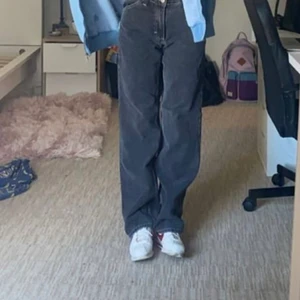 5 vintage baggy levis - säljer 5 vintage levis, baggy passform! jättetrendiga och snygga! passa som bilden(lånad) finns midje W28 med L32-34-30 och en med midje W32-34 och L34!  5 kvar! missa inte denna dealen bara seriösa köpare tack!  4 kvar!