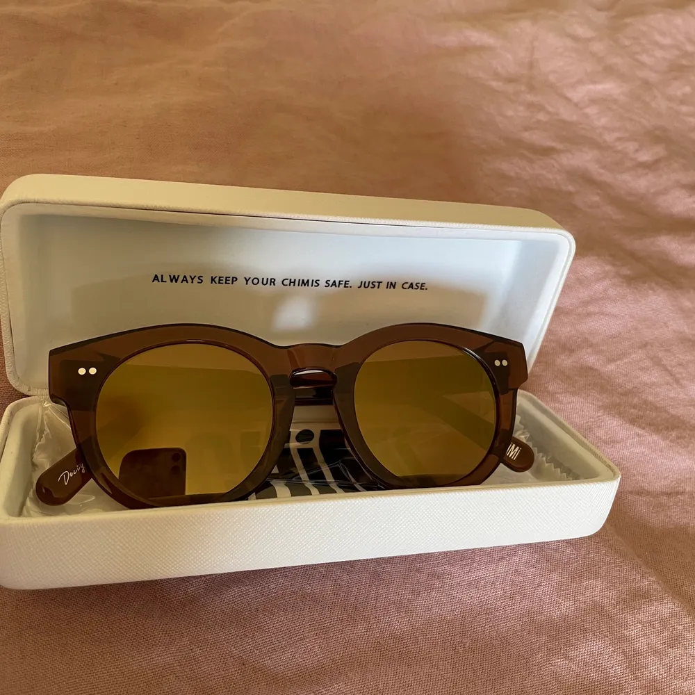 I princip nya solglasögon från Chimi Eyewear, endast använda 1-2 gånger. Modell 003 i färgen Coco med spegelglas. Alla orginaltillbehör medföljer . Accessoarer.