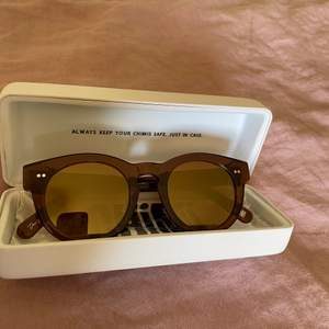 I princip nya solglasögon från Chimi Eyewear, endast använda 1-2 gånger. Modell 003 i färgen Coco med spegelglas. Alla orginaltillbehör medföljer 