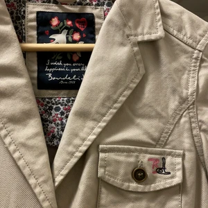 Bondelid vårjacka - Använd några gånger. Syns ingenting på jackan förutom att den är skrynklig. Bra kvalité på materialet & knapparna. Köpt många år sedan och har ej använts sedan dess. Storlek 38