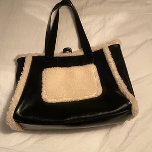 Väska med fluff - Jag säljer denna väska från Gina tricot!! Denna är super super fin och använd fint 5 gånger! Nyskick🤩 orginal pris:400 , buda från 315kr