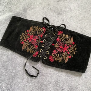  Korset bälte  - Korset bälte. 76-88 cm bredd. Defekt: Banden på framsidan är lite slitna. Betalningsmetod: Swish. Frakt tillkommer postnord blå påse 45kr