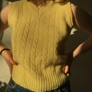 Vintage stickad väst - Sjukt snygg vintage gul stickad väst i storlek s men passar även m. Är i bra skick och köpt här på Plick, skriv privat för fler bilder. Frakt ingår ej💓