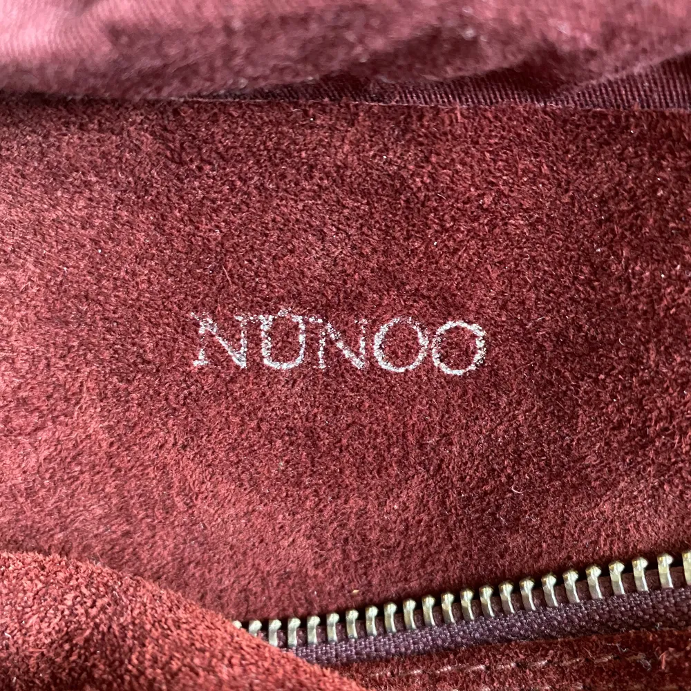 Snygg Nunoobag som jag köpte för 2 års sedan. Om fler är intersserade kan budgivning ske! Frakt 65kr❤️ nypris ca 1200kr. Väskor.